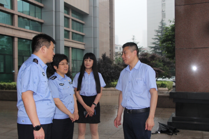 警企共建一家亲，炎炎夏日送清凉