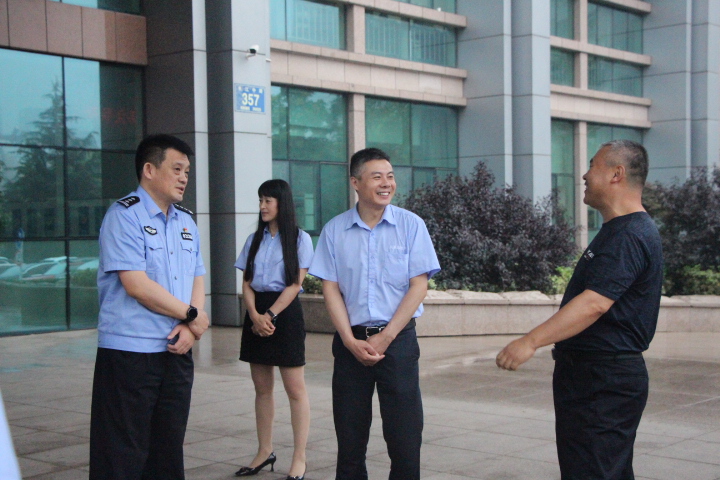 警企共建一家亲，炎炎夏日送清凉