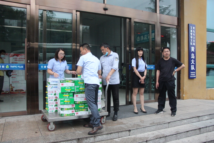 警企共建一家亲，炎炎夏日送清凉