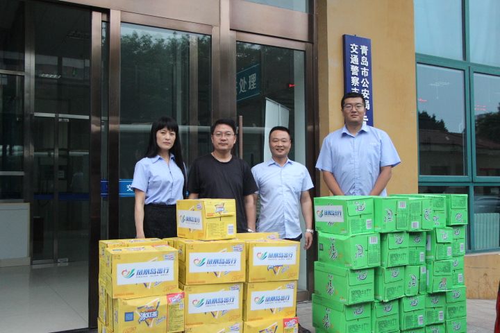 警企共建一家亲，炎炎夏日送清凉