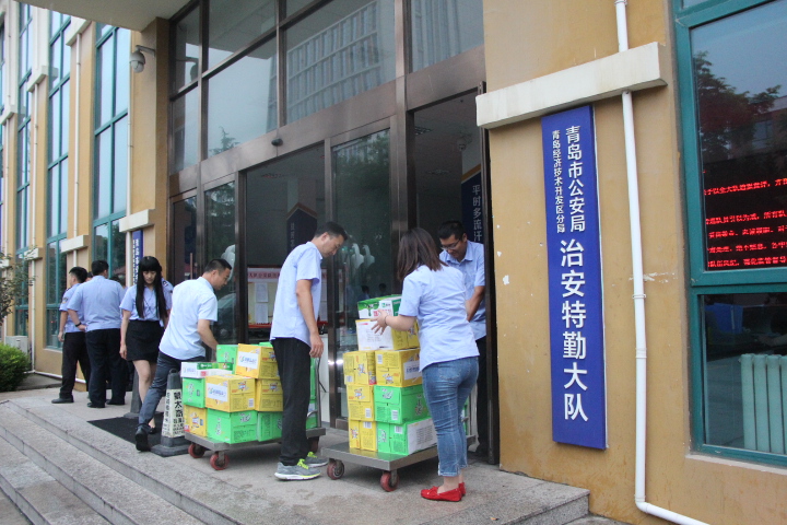 警企共建一家亲，炎炎夏日送清凉