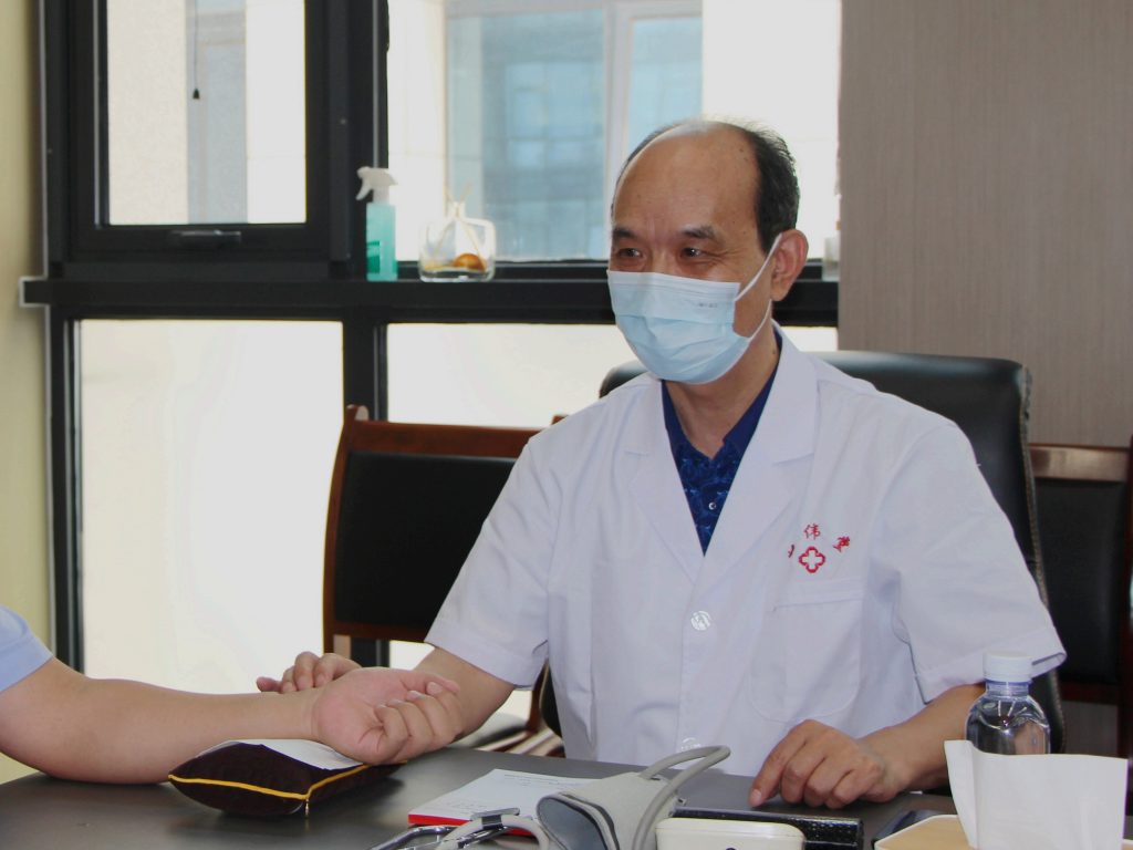 “弘扬中医文化，铸就健康体魄”—凤凰岛文旅集团开展中医义诊活动