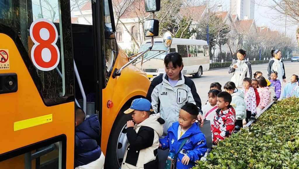 凤凰周报2024年06期|凤凰岛出行助力嘉沐幼儿园采摘之旅；凤凰岛出行举办驾驶员安全服务培训与考试