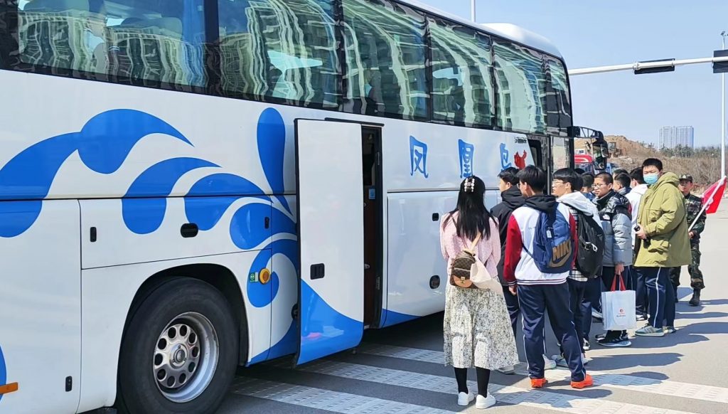 凤凰周报2024年07期|凤凰岛出行助力新区第六初级中学研学旅行；凤凰岛出行举办第二季度安全生产工作会议