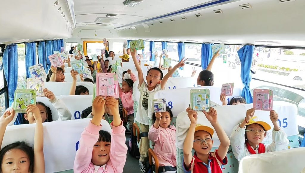 凤凰周报2024年11期|凤凰岛校车为学生乘客庆祝“六一”儿童节；凤凰岛出行召开5月份安全例会