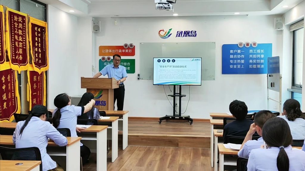 凤凰周报2024年11期|凤凰岛校车为学生乘客庆祝“六一”儿童节；凤凰岛出行召开5月份安全例会