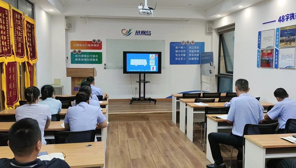 凤凰周报2024年19期|凤凰岛出行保障青职学院参观活动用车；凤凰岛出行召开9月份安全例会